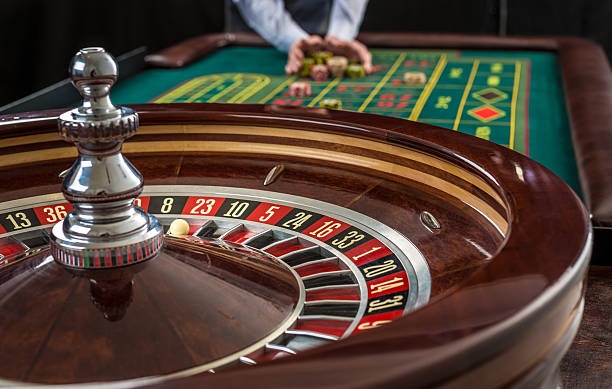 Live dealer managing Capsa Banting round